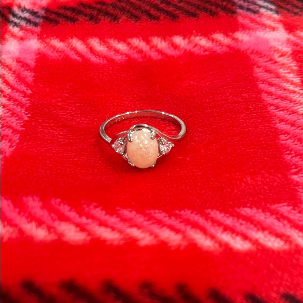 Elegant New Silver and Cream/White Opal Ring